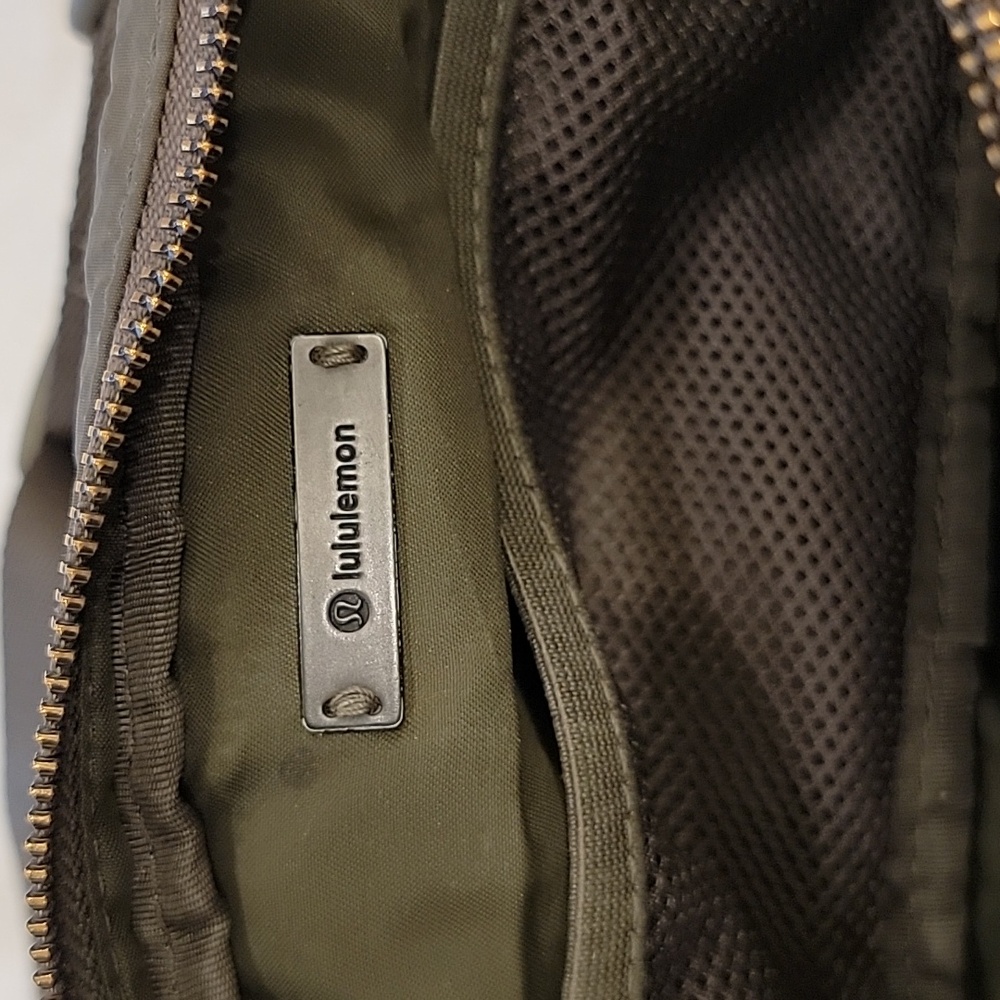 Lululemon Everywhere Belt Bag Army Green - Picture 3 of 13